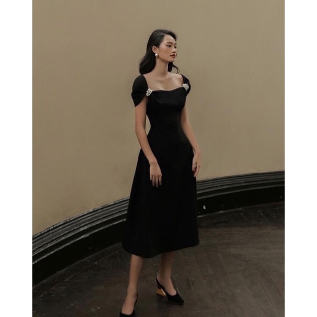 (Hình thật trải ghế) ĐẦM ĐEN CỔ VUÔNG TAY TIÊN ĐÍNH NGỌC VAI🖤