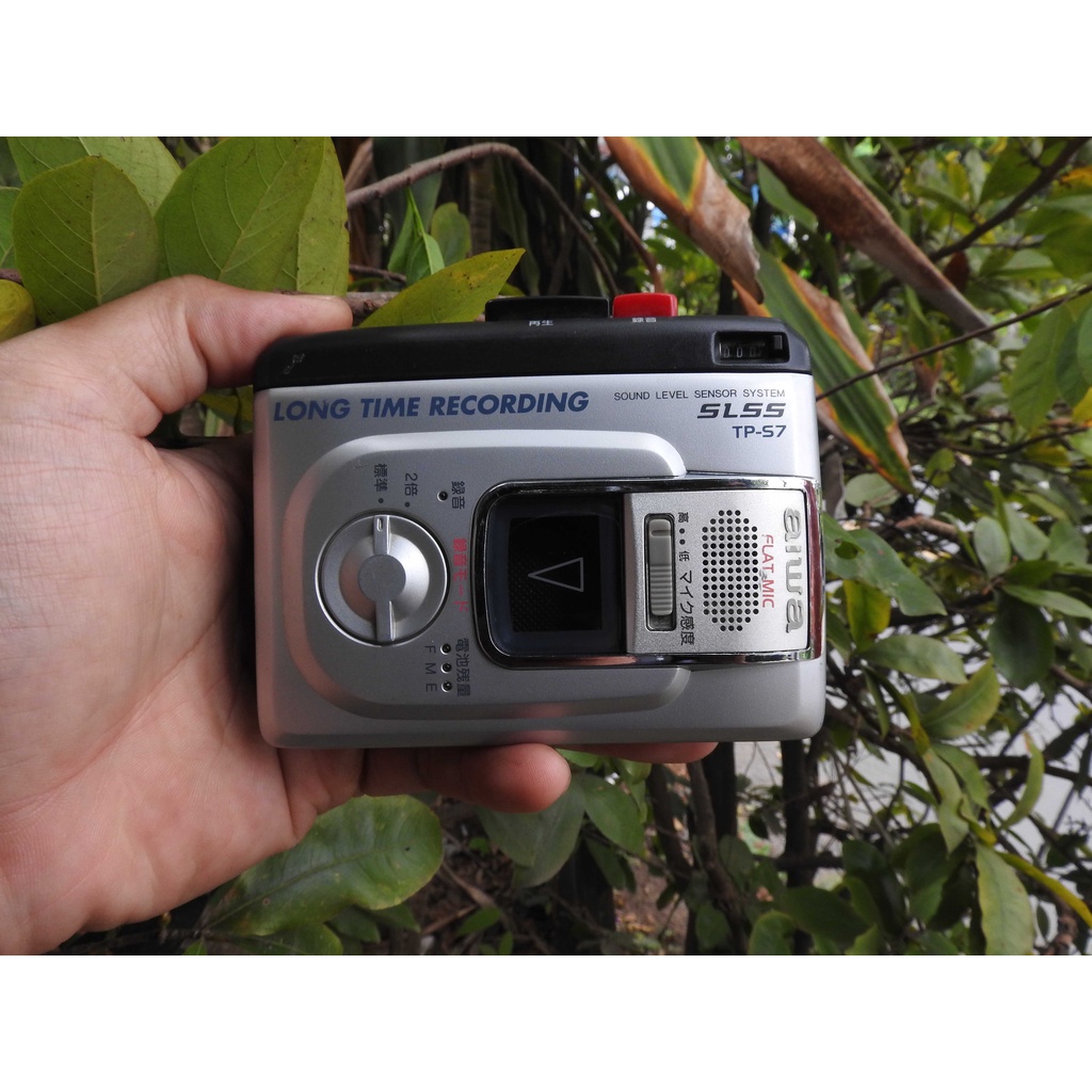 Máy nghe nhạc Cassette AIWA TP-S7 có loa ngoài loại lớn kiểu máy lạ máy còn sáng đẹp nhỏ gọn