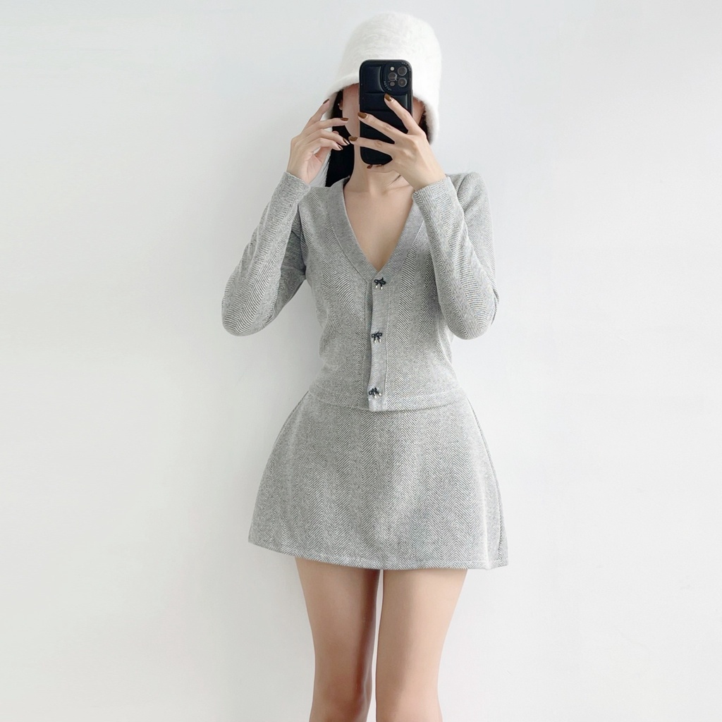 Set áo dài tay và Chân váy xoè dáng ngắn V34 | Tantalizing Design