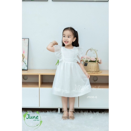 Đầm June J1536- Thiết kế xếp ly tỉ mỉ trước ngực, chất liệu tơ óng mềm mịn thoáng mát