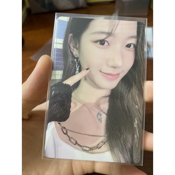 Thẻ hình nhóm Lesserafim