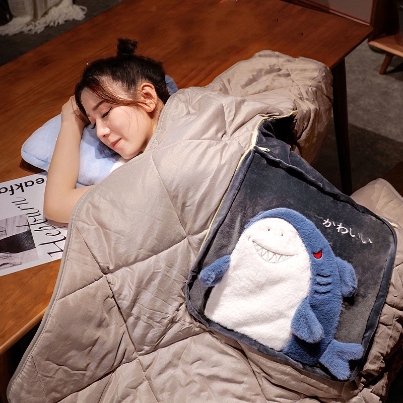 Bộ chăn gối văn phòng hình Cá Mập 2 trong 1 dễ thương Ráp vải tuyết nhung mềm mại, nhỏ gọn tiện lợi mang theo