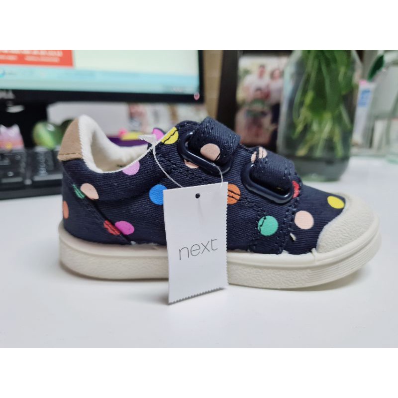 Giày vải họa tiết chấm bi, đế cao su ép phun, chuẩn xuất