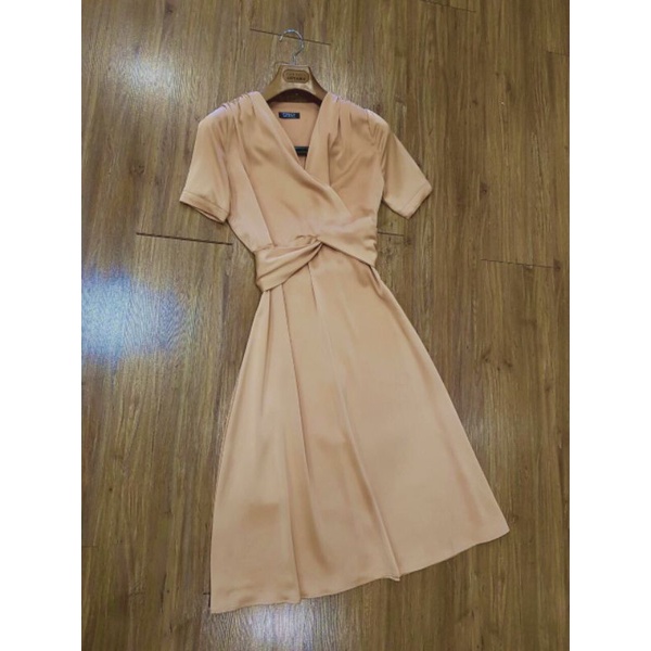 Đầm Topshop cổ V xoắn eo