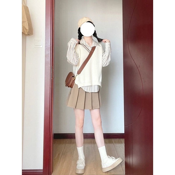 SET BA SP Áo gile xẻ tà kèm áo sơmi và chân váy tenis phong cách vintage màu be nâu