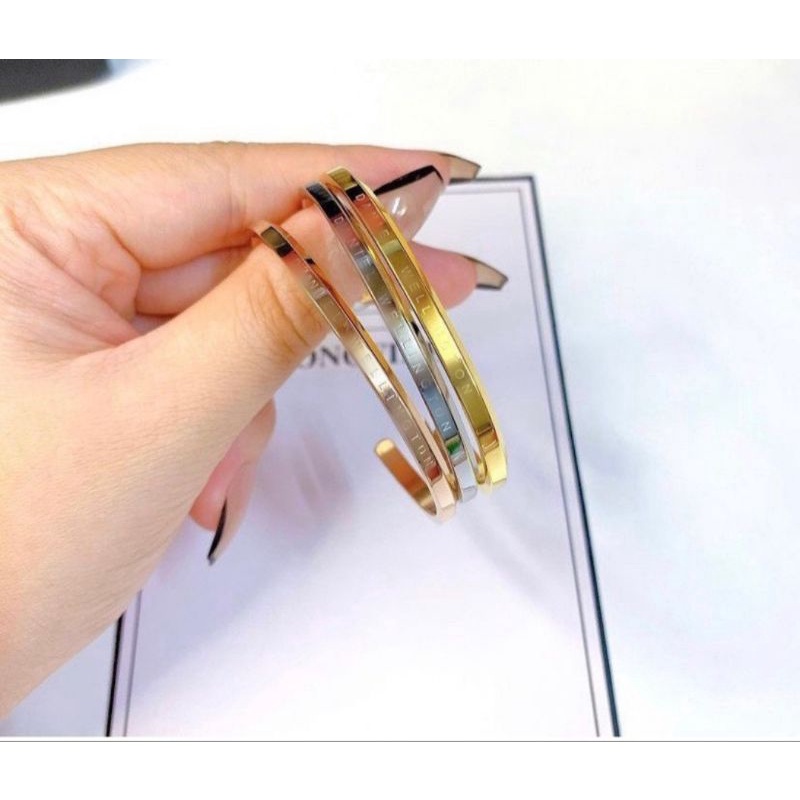 Vòng cuff titan năm nữ không sét không đen,