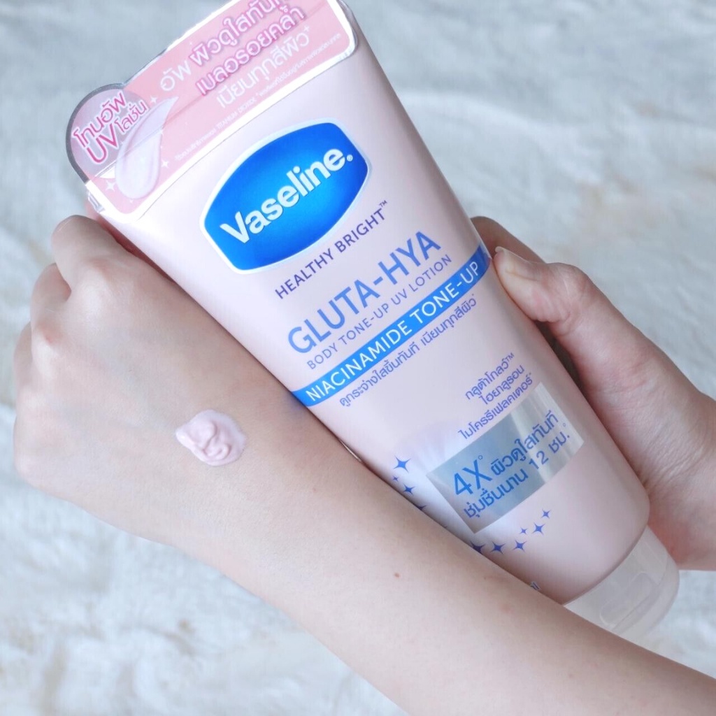 Sữa dưỡng thể Vaseline 4X Gluta-HYA nâng tông tức thì 300ml Healthy Bright Gluta-Hya Body Tone-Up Lotion