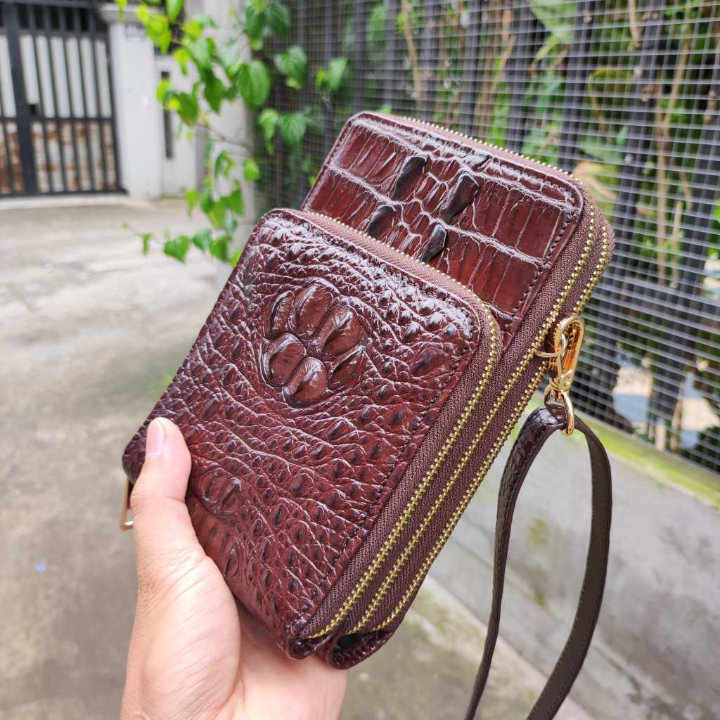 Túi đeo chéo Da cá sấu hình vuông nhỏ gọn. Thiết kế 3 khóa nhiều ngăn