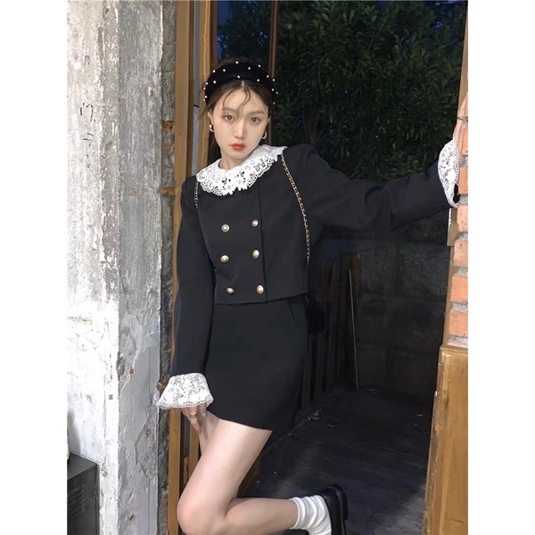 Áo khoác cổ ren sang trọng và chân váy giống Rosé BLACKPINK
