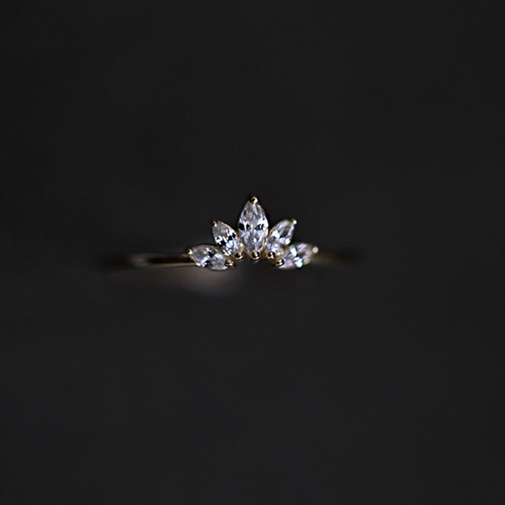 Nhẫn Đính Hôn Bằng Thép Titanium Mạ Vàng Đính Đá Zircon Hình Hoa Đơn Giản Thời Trang Cho Nữ