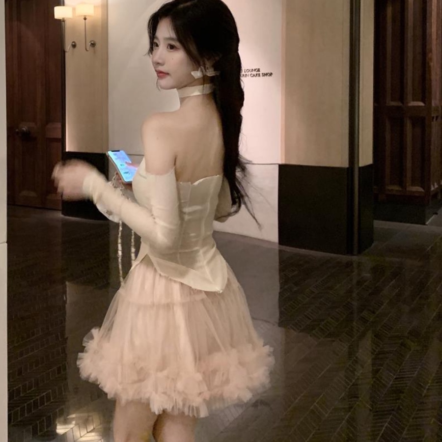 Set áo trễ vai và chân váy xòe, phong cách quyến rũ, gợi cảm, bộ đồ cho các nàng ngọt ngào