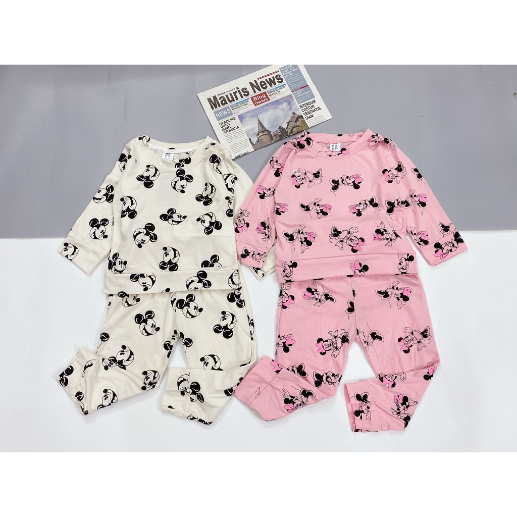 SET 2 BỘ MICKEY IN TRÀN TRẮNG HỒNG CHO BÉ Chất cotton mềm mịn thấm hút tốt. Bé mặc ko lo bị bí, vải co dãn