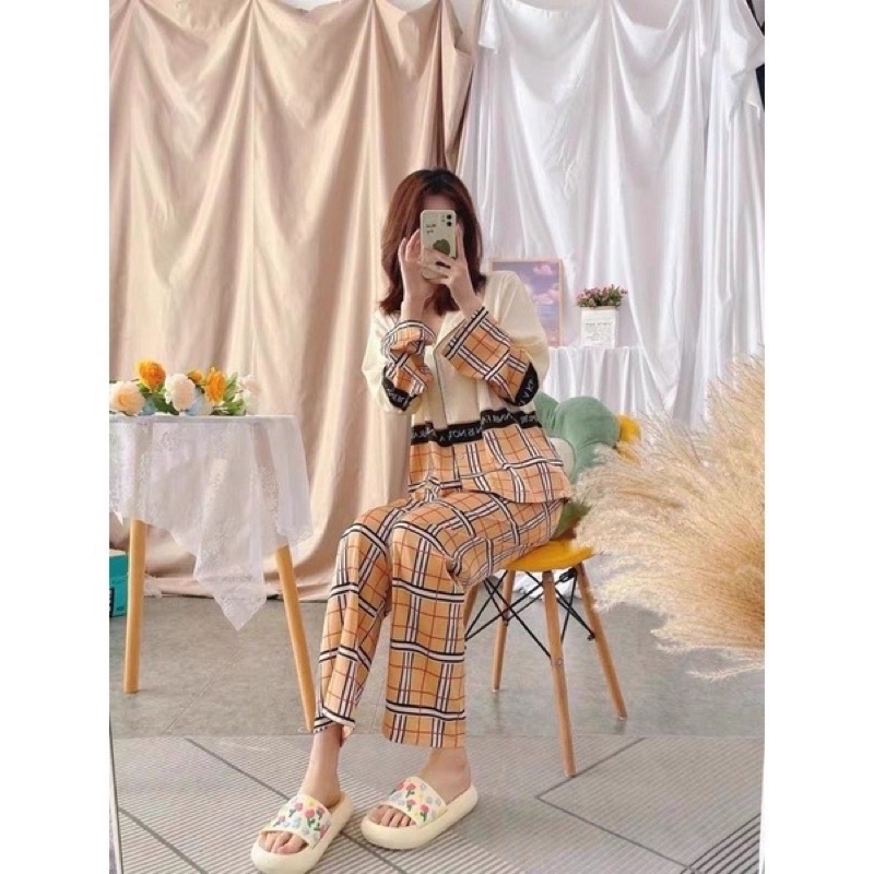 Dép Bánh Mì Hoạ Tiết Hoa Nhí In Nổi Hai Màu Kem & Đen Hot Trend Mùa Hè