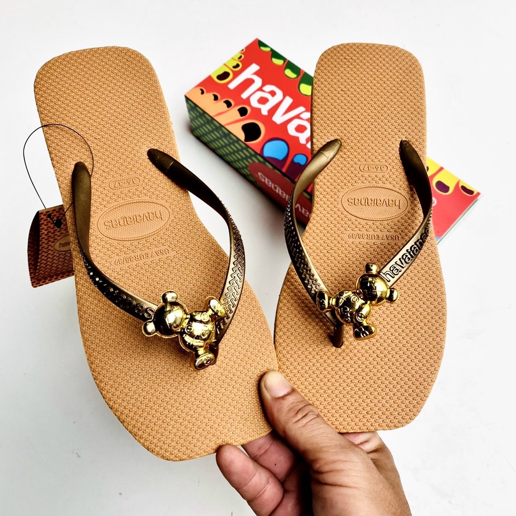 Dép kẹp xỏ ngón nữ đính charm gấu Bear thời trang cá tính, đế cao su bền bỉ êm ái nhiều màu lựa chọn.