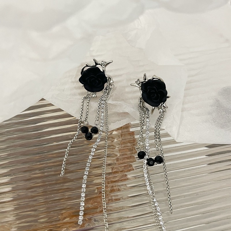 Khuyên Kẹp Vành Tai Tua Rua Hình Hoa Hồng Đen Cá Tính