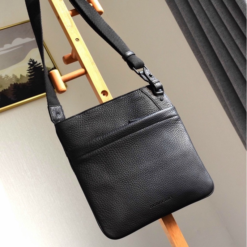 Túi đeo chéo nam da thật mềm đẹp Burberry, dáng mỏng, vừa ipad