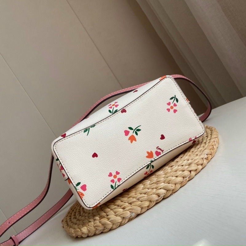 Túi đeo vai Coach Small Town Bucket xinh xắn
