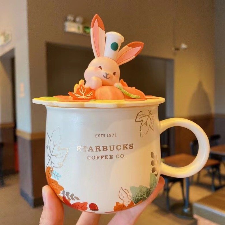 Cốc nước. Bộ Ấm Trà Starbucks 2022 Bằng Sứ Họa Tiết Sóc Có Nắp Đậy