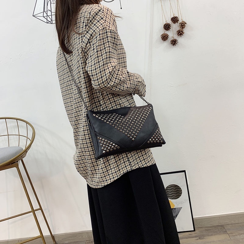 Túi Đeo Chéo Trang Trí Đinh Tán Thời Trang Dành Cho Nữ