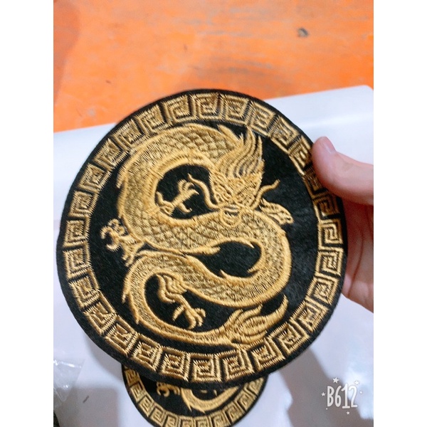 Sticker thêu là ủi tròn rồng vàng