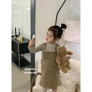 𝒀𝑰𝒀𝑨𝒀𝑨 𝑲𝑰𝑫𝑺 - Váy yếm jeans kết hợp với áo cổ lọ