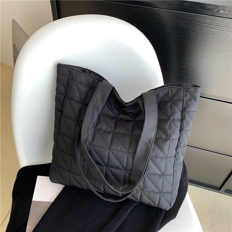 Túi tote vải phao may chéo tam giác đeo vai chần bông