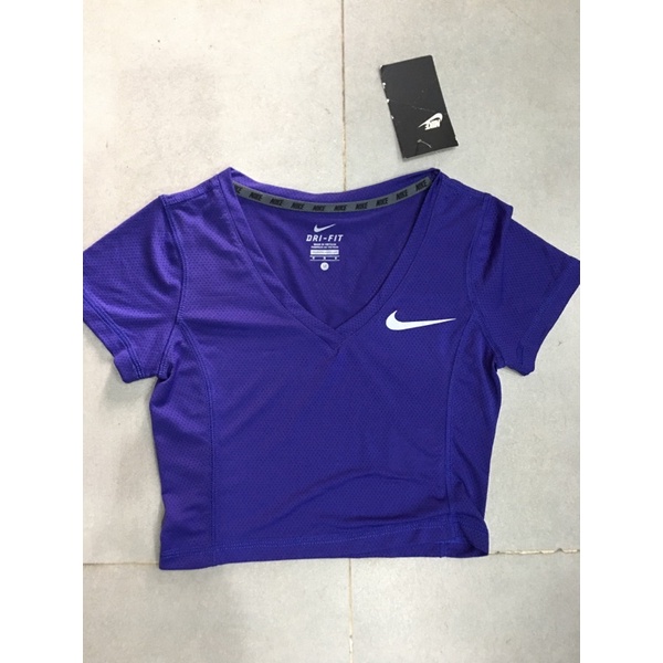 Áo croptop thể thao nữ.