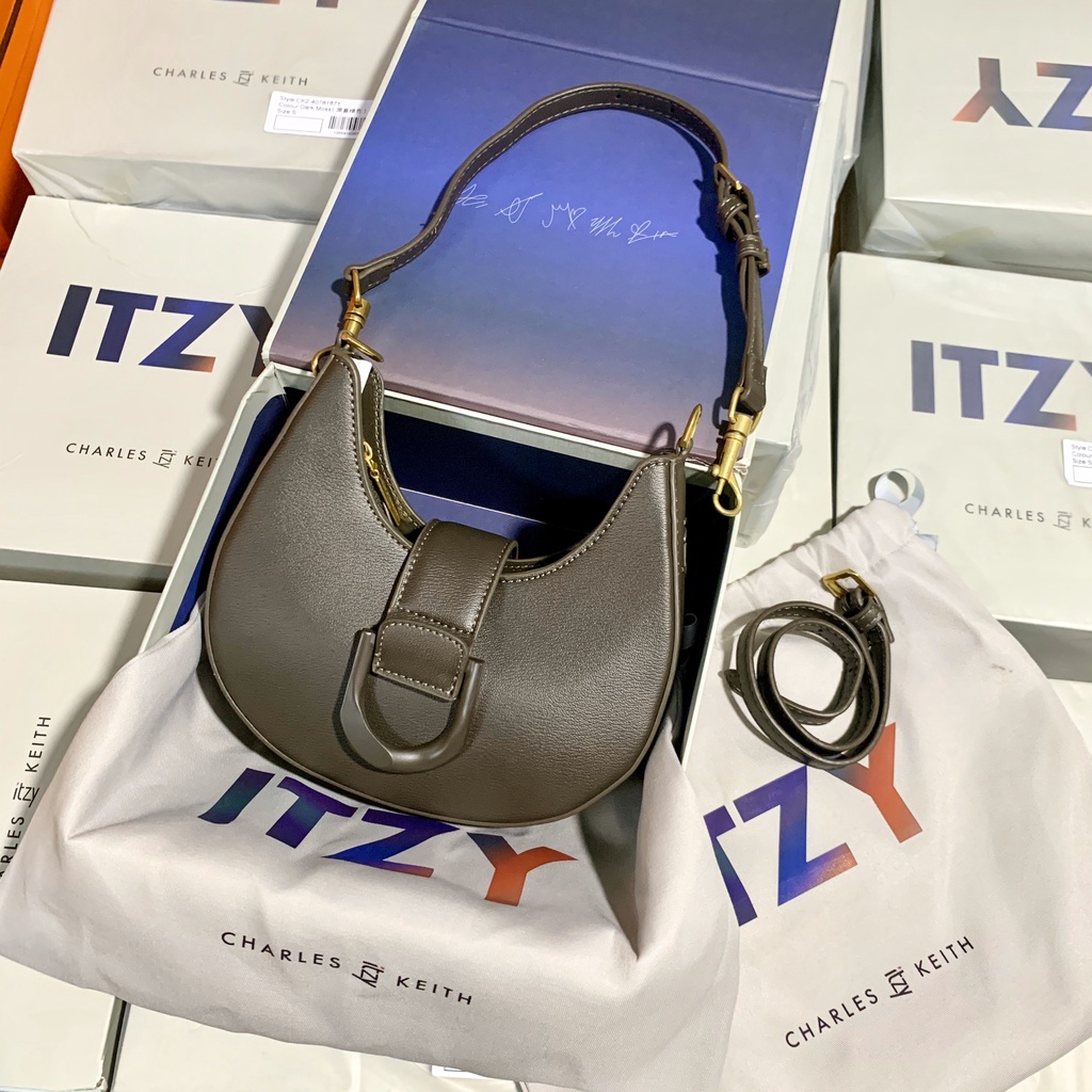 Túi nữ đeo vai CnK Itzy dáng bầu bán nguyệt fullbox nam châm size 19