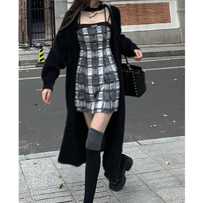 Bộ Áo Sweater Dệt Kim Dáng Lửng Phối Đầm Hai Dây Họa Tiết Ca Rô Phong Cách Mới Mùa Thu 2022