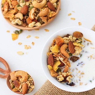 Granola yến mạch, hạt và trái cây sấy khô nướng cùng mật ong nhà làm