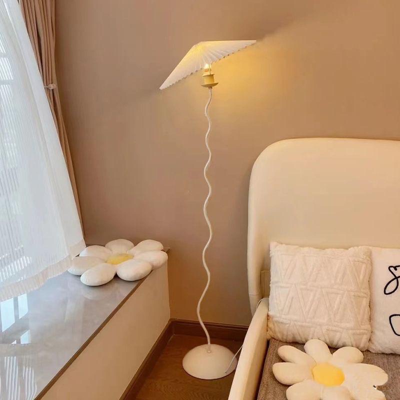 Đèn cây đứng thân lượn sóng chao xếp ly chỉnh sáng 3 màu Thanhshoptn