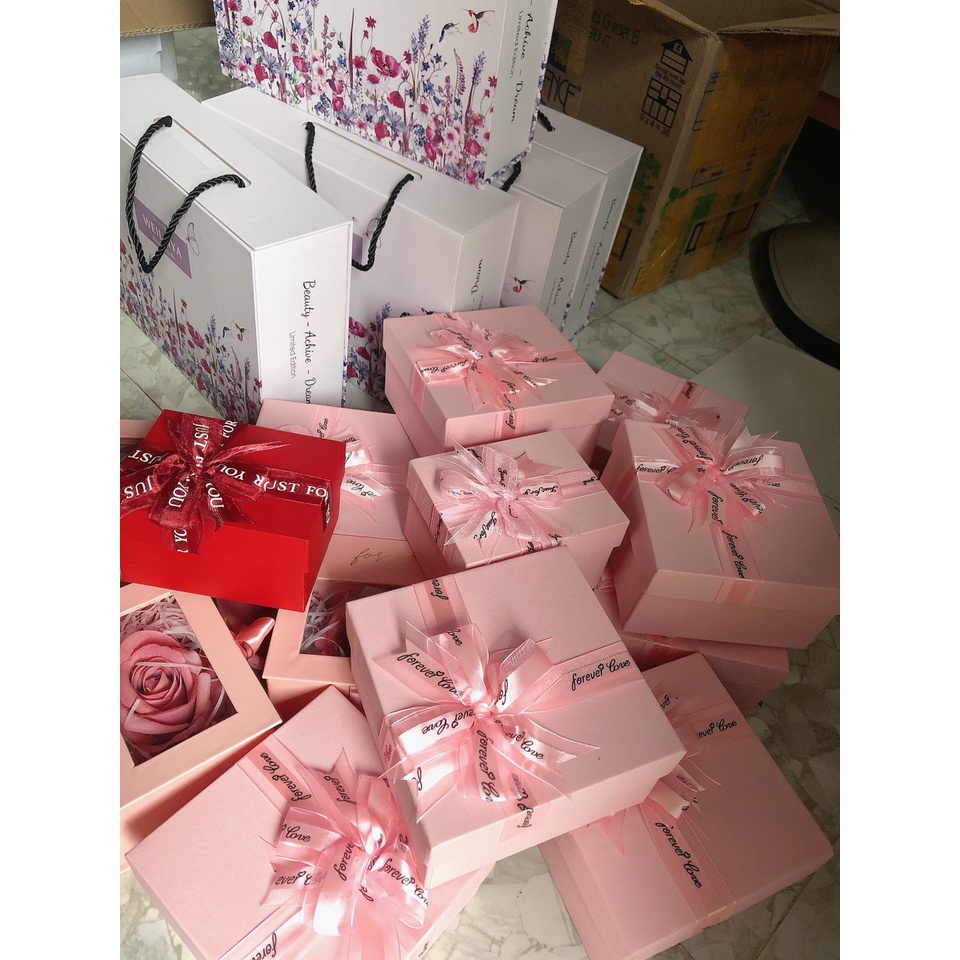 HỘP HOA SÁP  THƠM KÈM TÚI GIẤY VÀ THIỆP SON DÀI .KÍCH THƯỚC 13.5 x13.5 x 8 .HỘP M.O.I 20 x 25 x 11