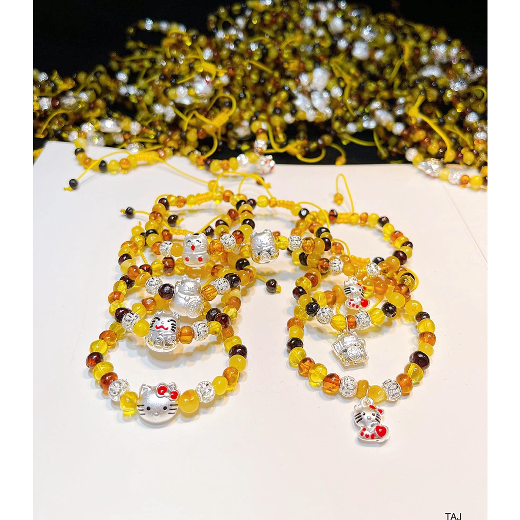 Cham mèo bạc ta xỏ ngang