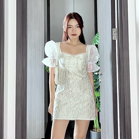 Đầm SheByShj vải gấm hoa trắng tay voan phồng - Ivory Dress