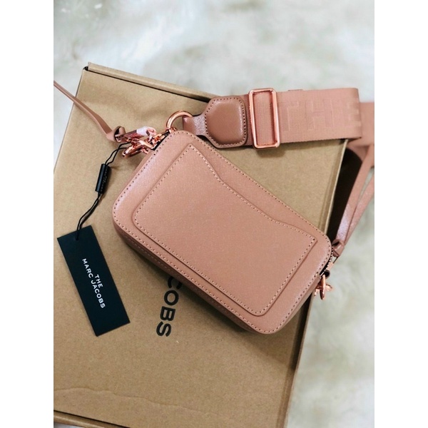 Túi đeo chéo mác màu nude sang chảnh