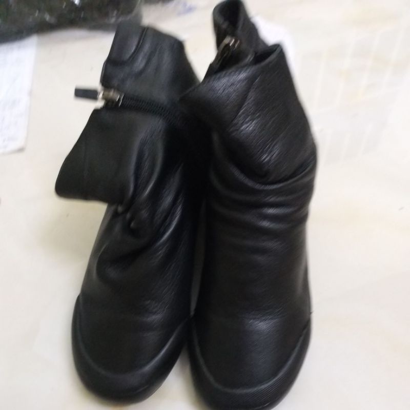 giày bốt sai 37