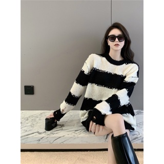 Áo sweater, áo len dệt kim tay dài sọc đen trắng thiết kế rách Hàn Quốc