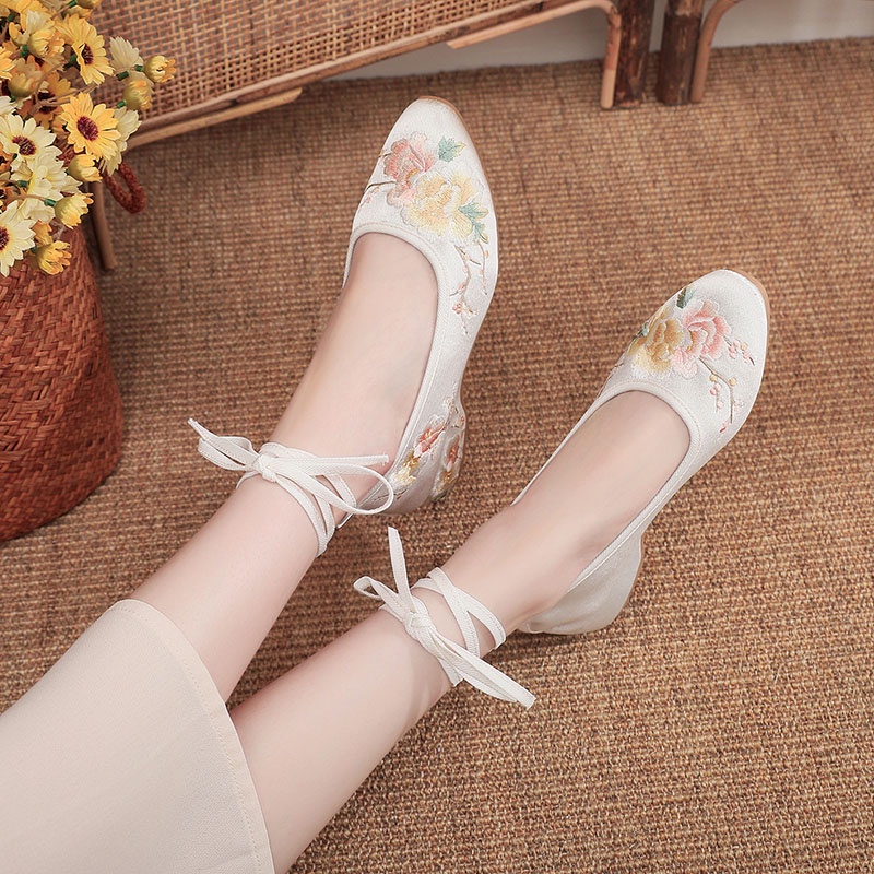 Giày thêu hoa cột dây đế thấp GT048