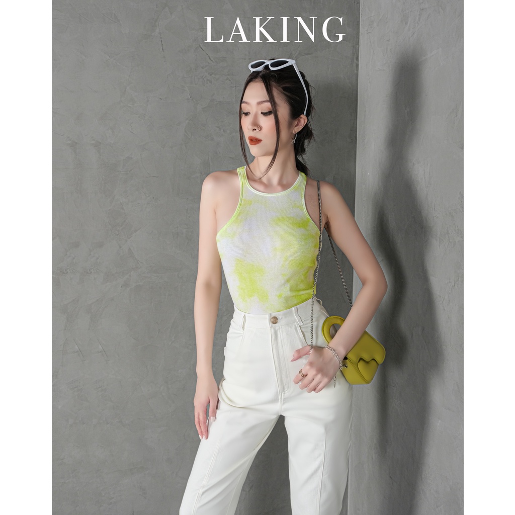 Áo xanh kiwi loang khoét vai phối áo hai dây cùng quần baggy jean trắng Laking House
