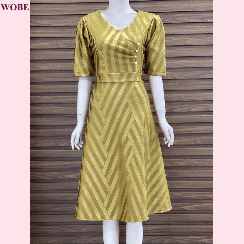 Đầm trung niên sang trọng WOBE, thiết kế cao cấp dự tiệc cho mẹ co giãn tốt đến 80kg DN12 Vàng lơ - WB WOMAN &amp; BEAUTY