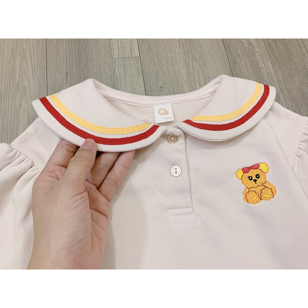 Váy thu đông bé gái Milkmile xuất Hàn. Thiết kế quá sức đáng yêu, chất da cá không bai nhão, thêu gấu cute. Size 90-140