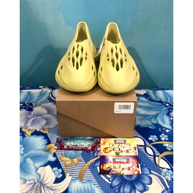 'Giày Cổ Thấp' adidas Yeezy Foam RNNR Sulfur