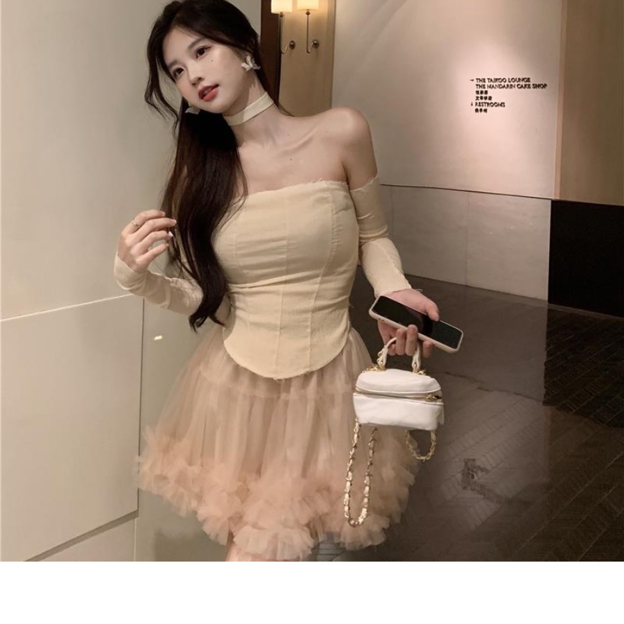 Set áo trễ vai và chân váy xòe, phong cách quyến rũ, gợi cảm, bộ đồ cho các nàng ngọt ngào