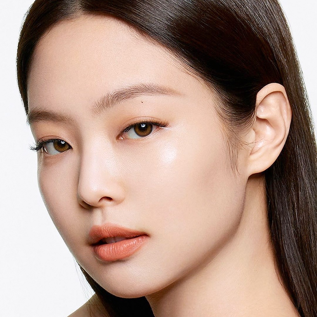 HERA Soft Finish Loose Powder 15g / Finish Pact 8.5g - Loose Powder That Gives A Thin Coat Over The Skin’s Surface To Allow Makeup To Last Longer And Look Fresh