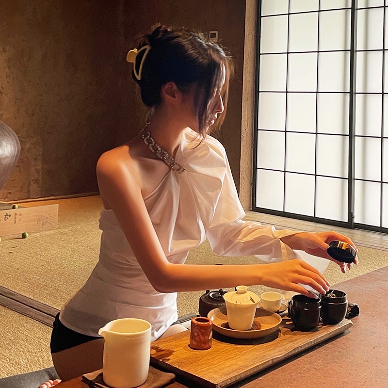Mới Áo Sơ Mi Trắng Tay Lửng Hở Vai Phối Dây Xích Kim Cương Giả Thời Trang Cao Cấp Phong Cách niche Cho Nữ