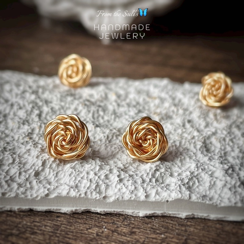 Khuyên tai ghim bọc cao su hoa hồng thủ công