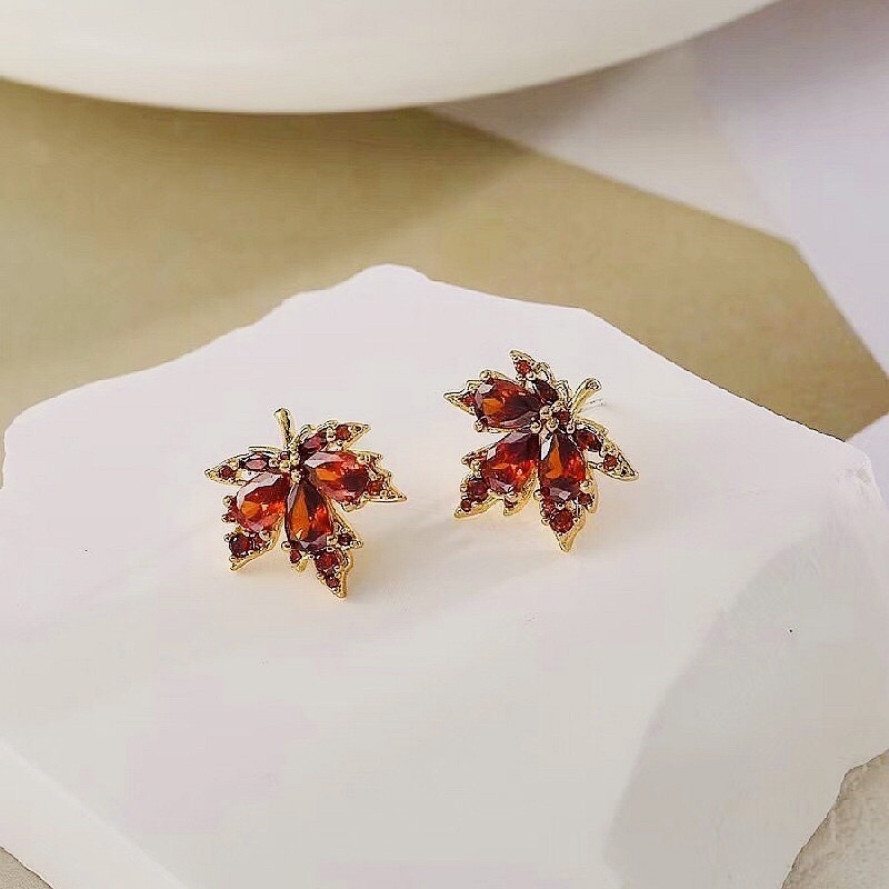 Bông tai hình lá phong đính đá zicorn màu nâu dễ thương cho nữ