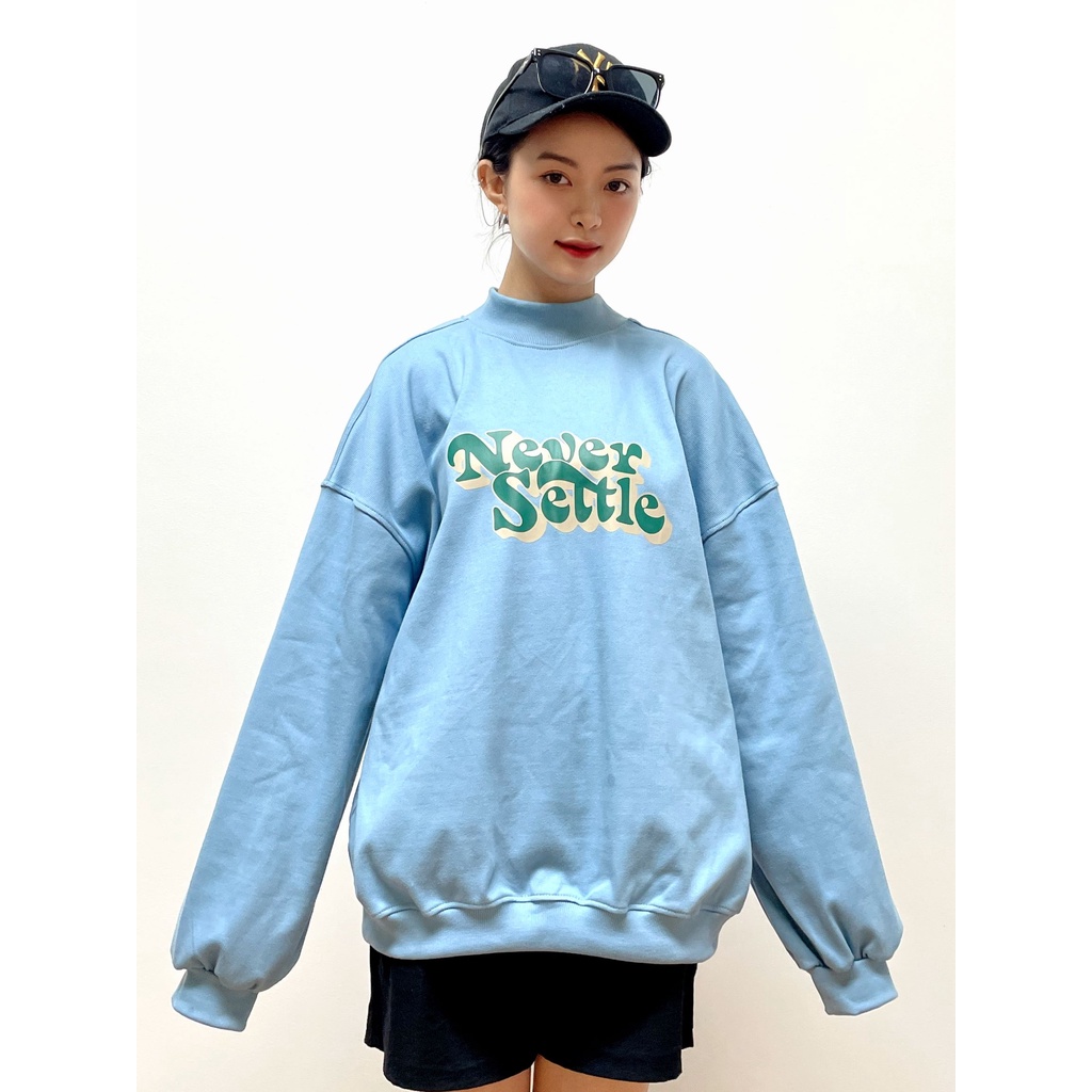 Áo Sweater unisex cổ tròn tay dài in họa tiết Mon Never Settle màu xanh, đen – Célia