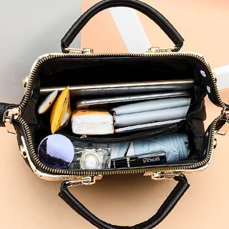 Túi Đeo Chéo Đính Đinh Tán Họa Tiết Hoạt Hình Phong Cách Hàn Quốc Cho Nữ