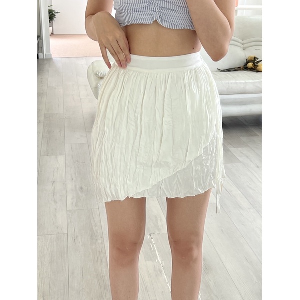 HÌN - Chân váy ngắn màu trắng dập kiểu Kissy Midi Skirt